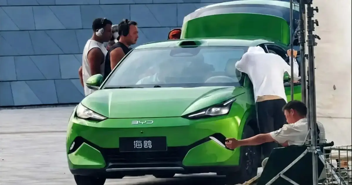 Novo BYD Dolphin Mini fica maior e é flagrado sem camuflagem na China
