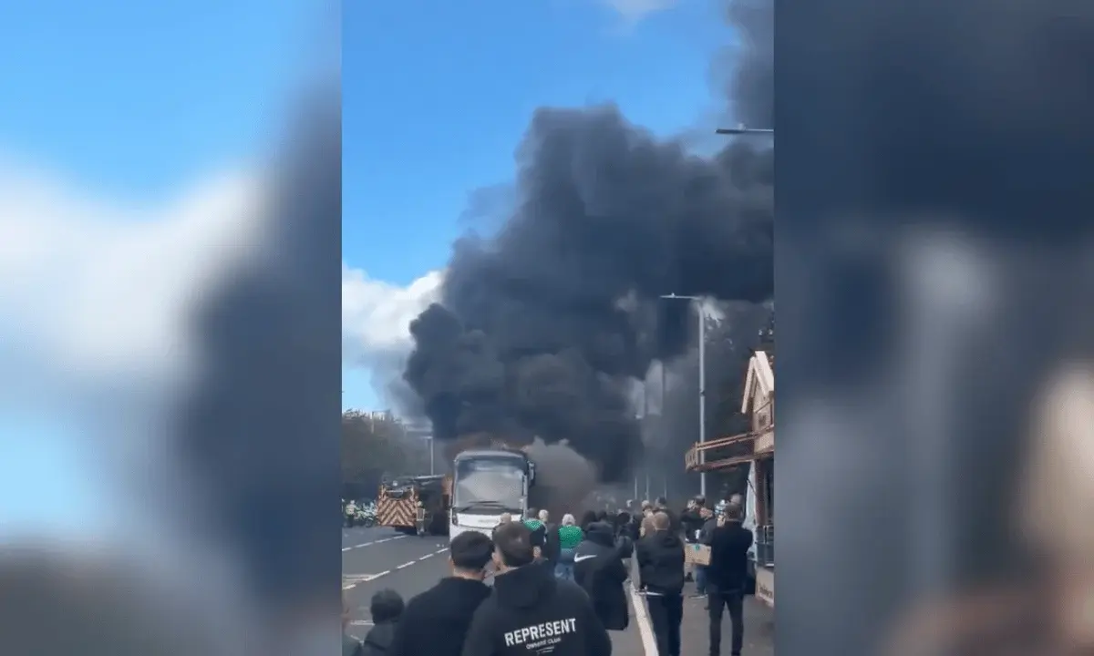 Ônibus com torcedores do Celtic pega fogo após clássico contra o Rangers