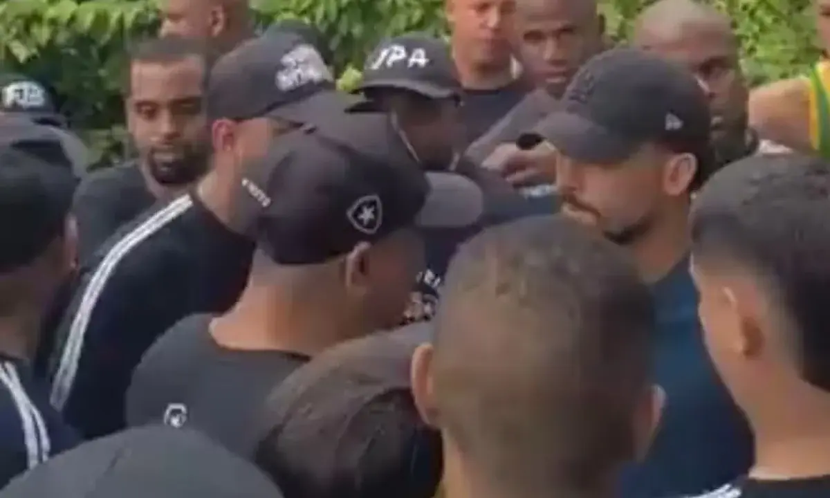 Organizadas do Botafogo protestam contra desempenho da equipe na temporada
