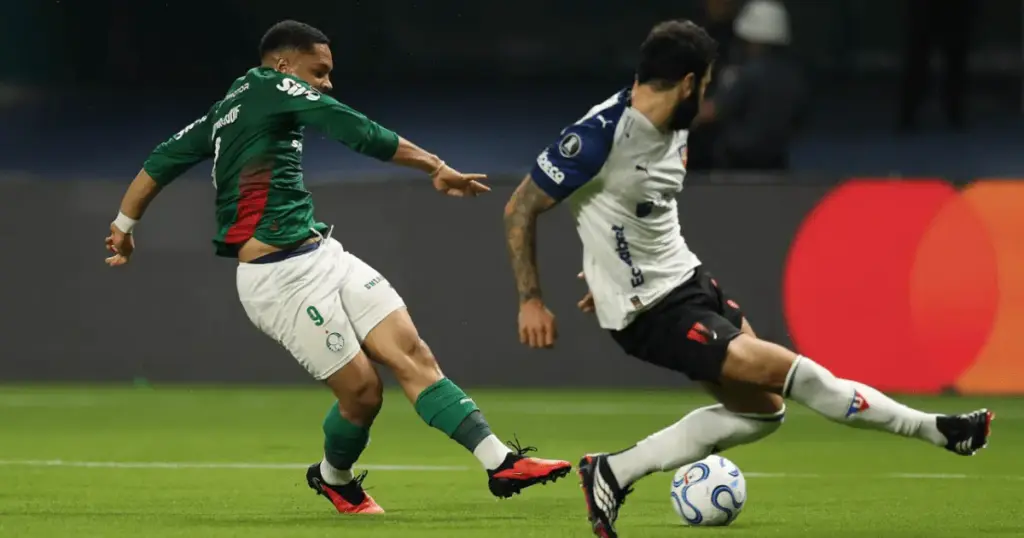 Com vantagem curta, Palmeiras visita LDU por vaga na semi da Libertadores