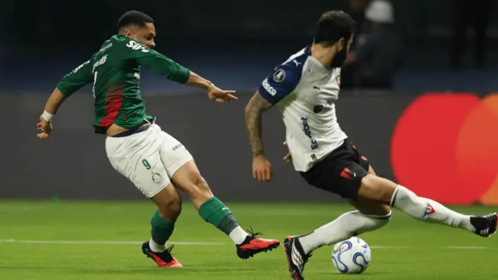 Com vantagem curta, Palmeiras visita LDU por vaga na semi da Libertadores