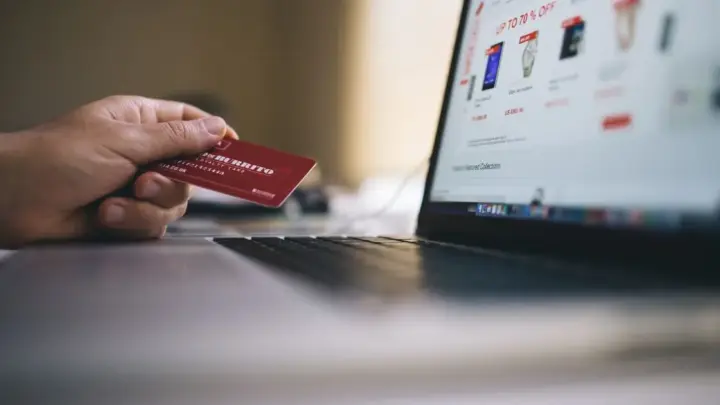 Entenda o que muda após Câmara aprovar fim da taxa das blusinhas