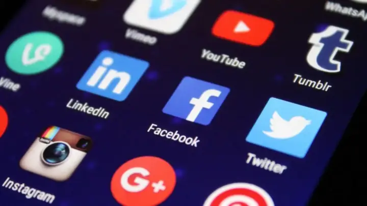 UE apresenta plano para proibir redes sociais para menores de 13 anos
