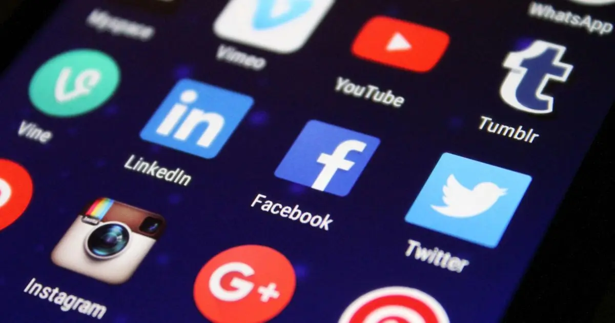 UE apresenta plano para proibir redes sociais para menores de 13 anos