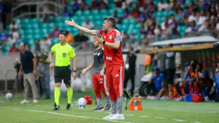 Pezzolano após derrota: "Impossível acreditar em treinador que não ganha"