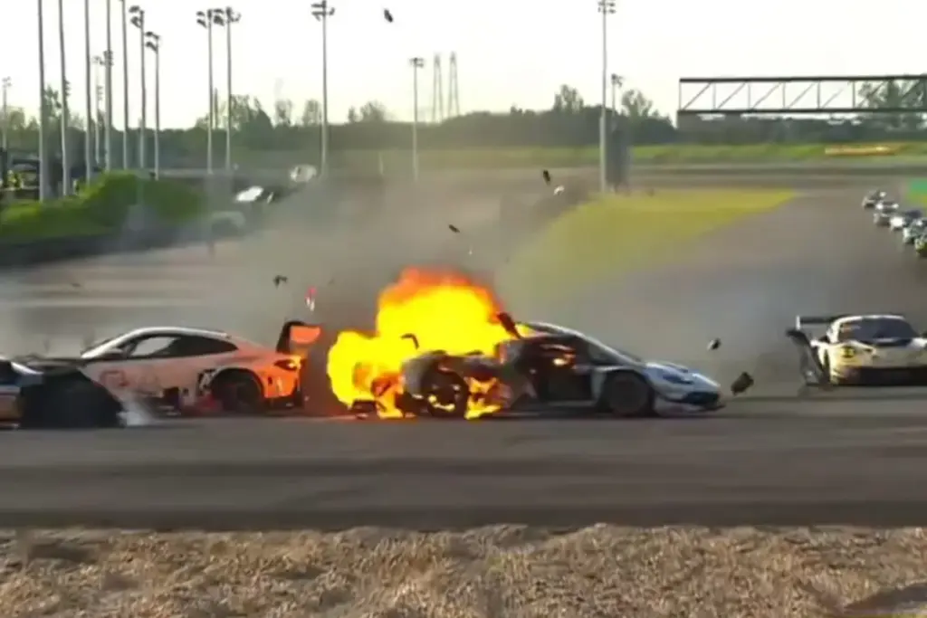 Piloto abandona corrida e salva companheiro de carro em chamas no China GT