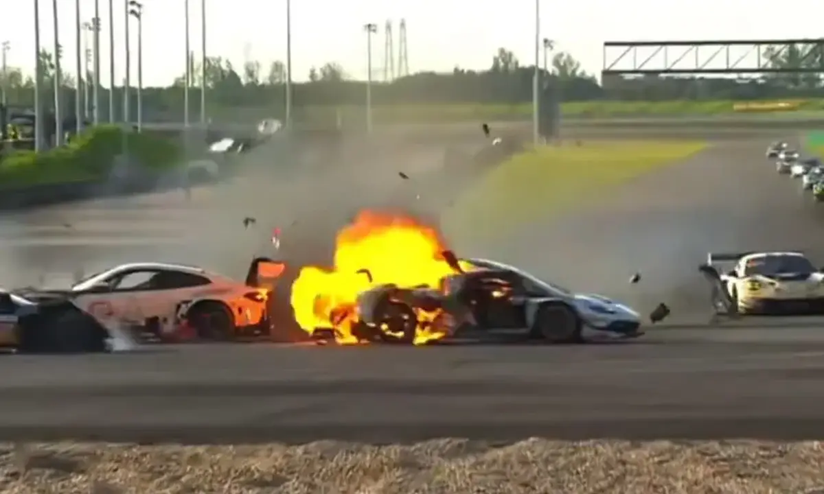 Piloto abandona corrida e salva companheiro de carro em chamas no China GT