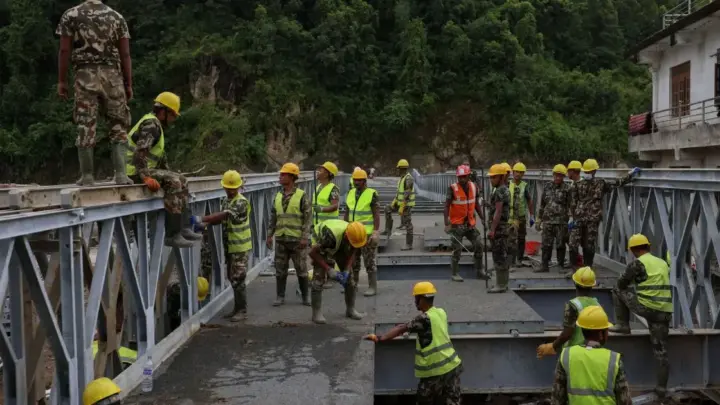 Socorristas no Nepal reforçam buscas por 900 desaparecidos em usinas