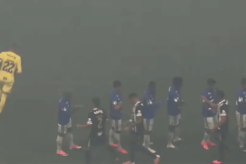 Ruan ignora Kaio Jorge durante aperto de mão no Atlético-MG x Cruzeiro