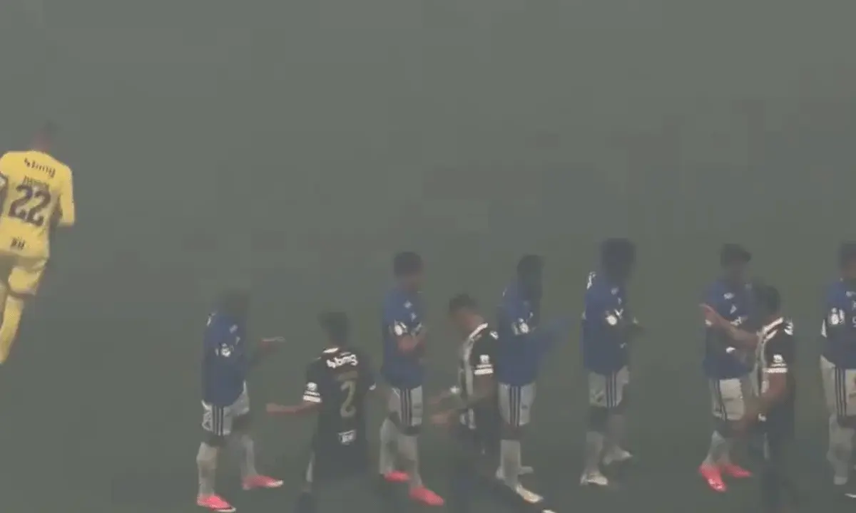 Ruan ignora Kaio Jorge durante aperto de mão no Atlético-MG x Cruzeiro