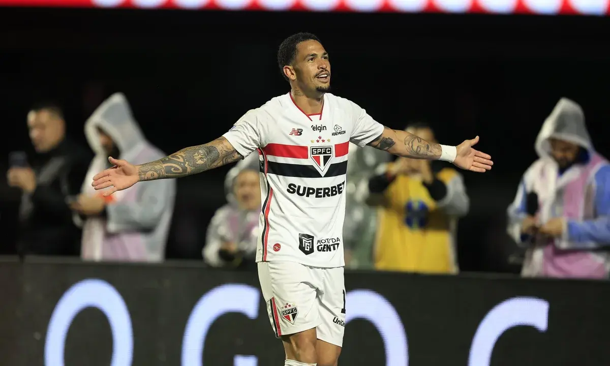 São Paulo define vitória sobre Atlético-MG em dois minutos e sobe na tabela