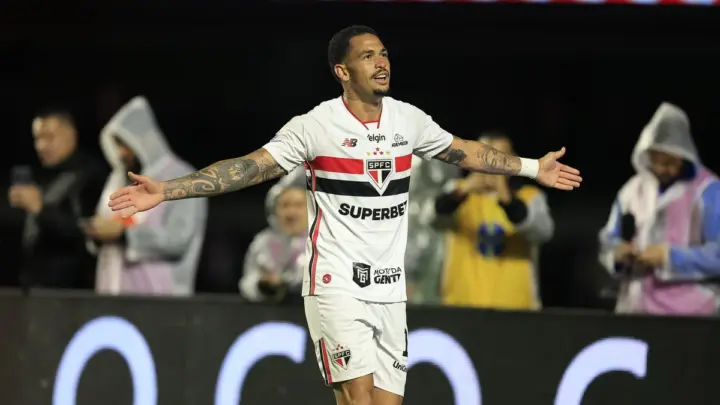 São Paulo define vitória sobre Atlético-MG em dois minutos e sobe na tabela