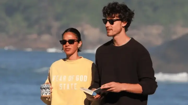 Shawn Mendes acompanha Bruna Marquezine em estreia de “Amor da Minha Vida”