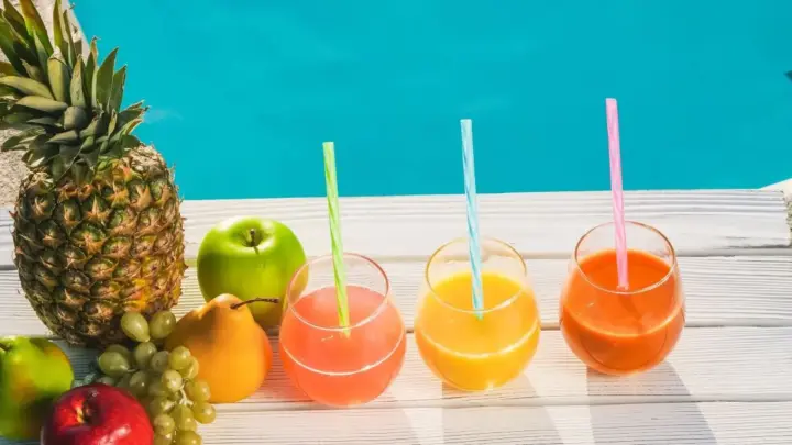 Misturar abacaxi e maçã no liquidificador gera combinação saudável e nutritiva; aprenda a receita