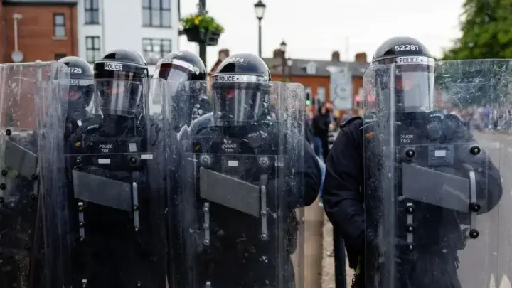 Desfile de protestantes em área católica tem confusão na Irlanda do Norte