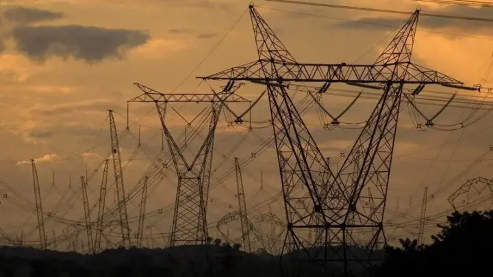 Setor elétrico enfrenta desafios para abrir mercado e garantir oferta