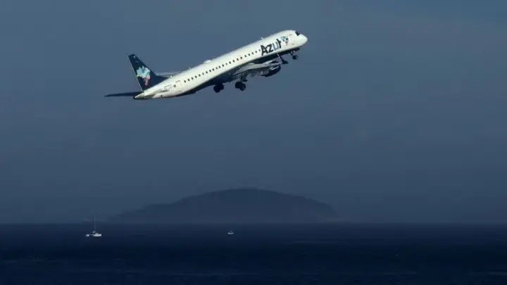 Instabilidade em GPS de aviões da Embraer afeta operações da Azul