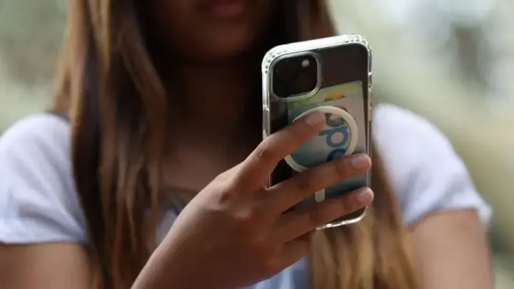 UE quer banir acesso a redes sociais e IA para menores de 13 anos
