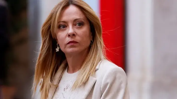 Após pressão, Meloni, da Itália diz que ficará no cargo até fim de mandato