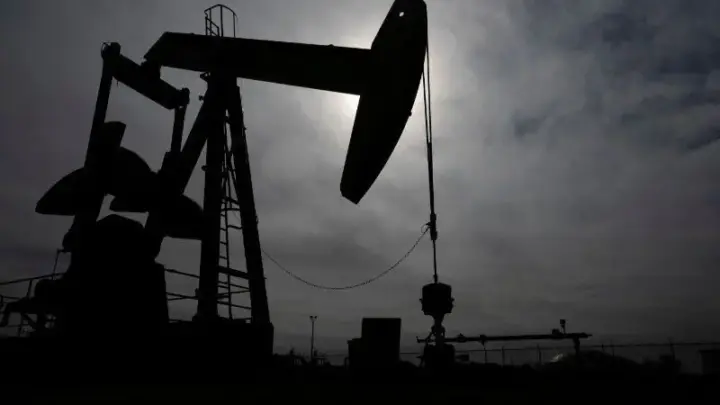 Petróleo cede com alívio nas tensões sobre oferta na Arábia Saudita