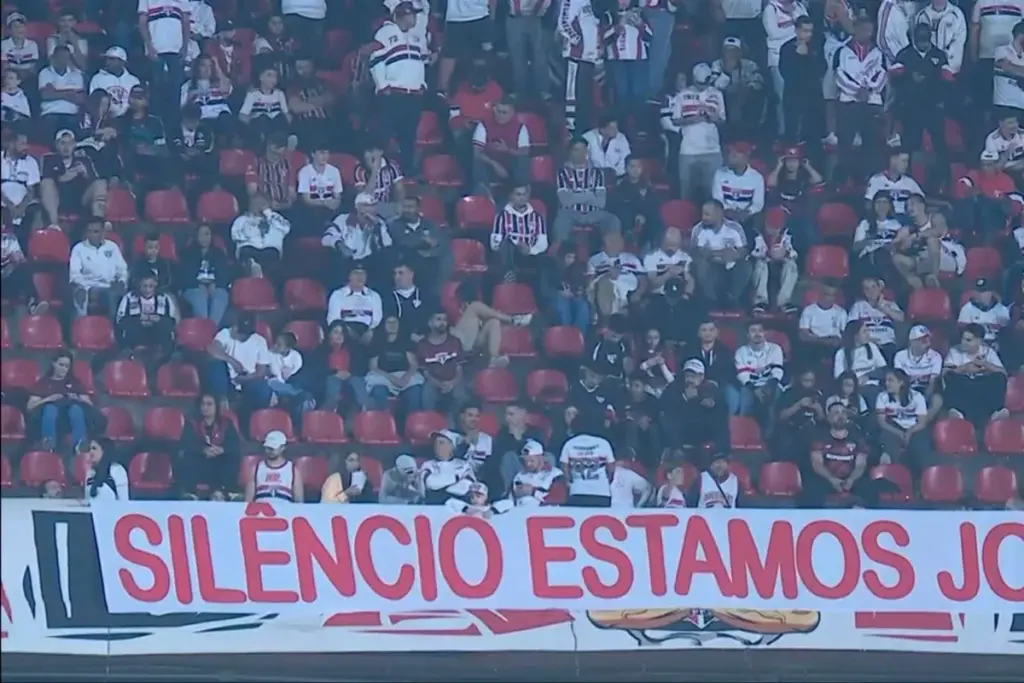 Torcida do São Paulo protesta e faz 15 minutos de silêncio no Brasileirão