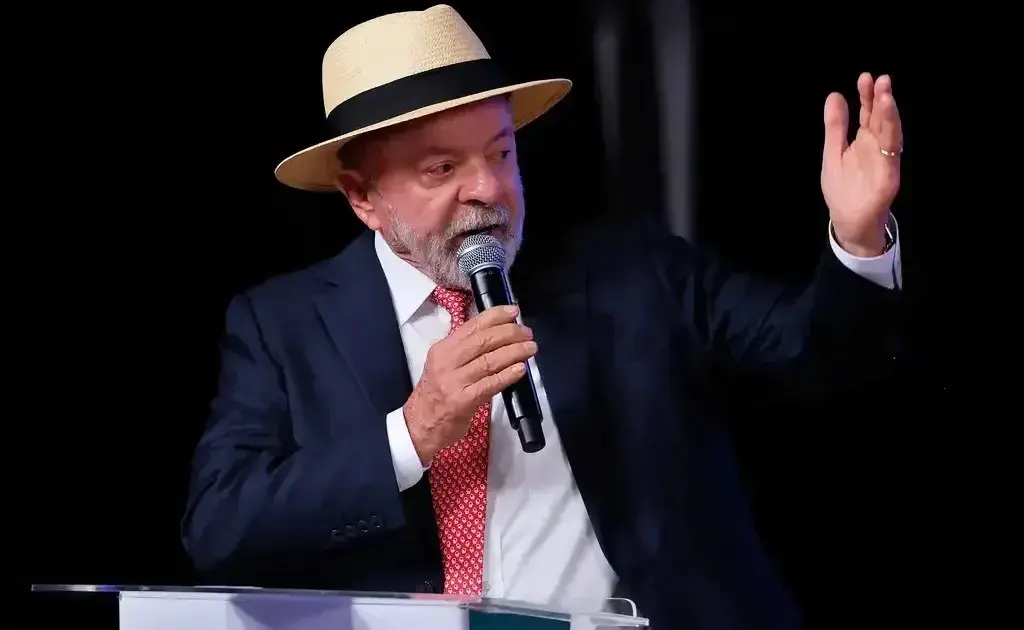 Vazamentos e falta de material irritam Lula, e PT muda núcleo de campanha