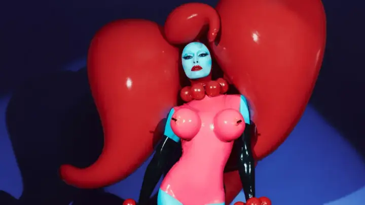 Relembre os visuais de Sabrina Sato no Baile de Halloween da Sephora