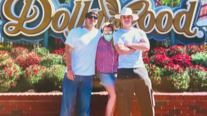 De máscara, Britney Spears visita parque de Dolly Parton com os filhos