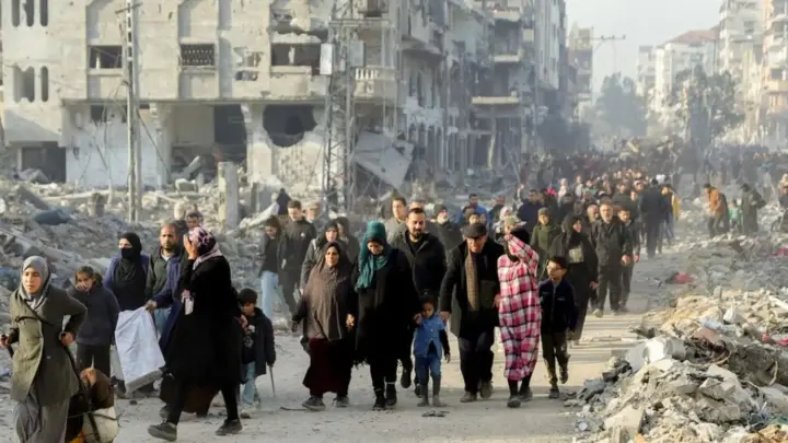 Três anos após ataque do Hamas, Gaza segue em crise humanitária