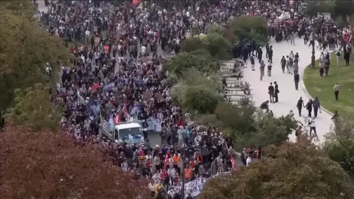 Bloqueios em colégios viram onda de protestos nacionais na França