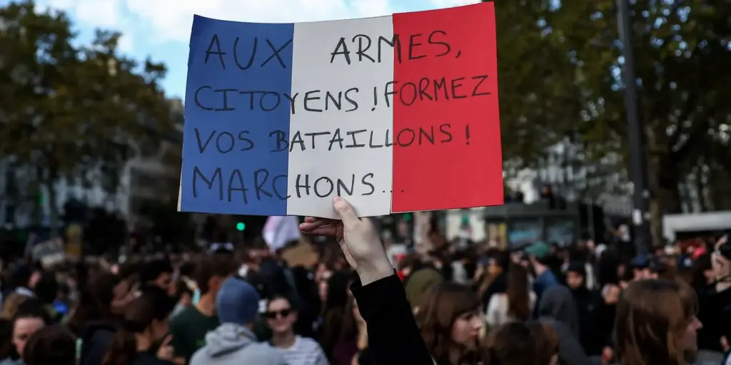 Paris decreta toque de recolher após protestos violentos