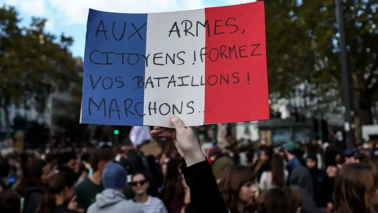 Paris decreta toque de recolher após protestos violentos