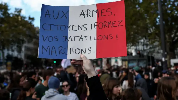 Paris decreta toque de recolher após protestos violentos