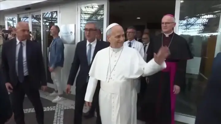 Papa Leão XIV tem alta do hospital e volta ao Vaticano após cirurgia