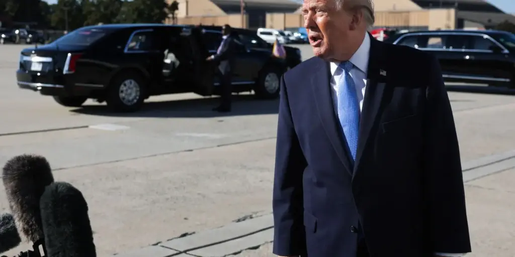 Após declaração de Flávio Bolsonaro, Trump diz que não vai se envolver