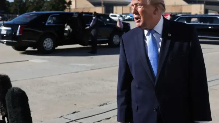 Após declaração de Flávio Bolsonaro, Trump diz que não vai se envolver