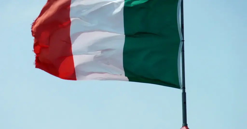 Polícia italiana entra em confronto com manifestantes no centro de Milão