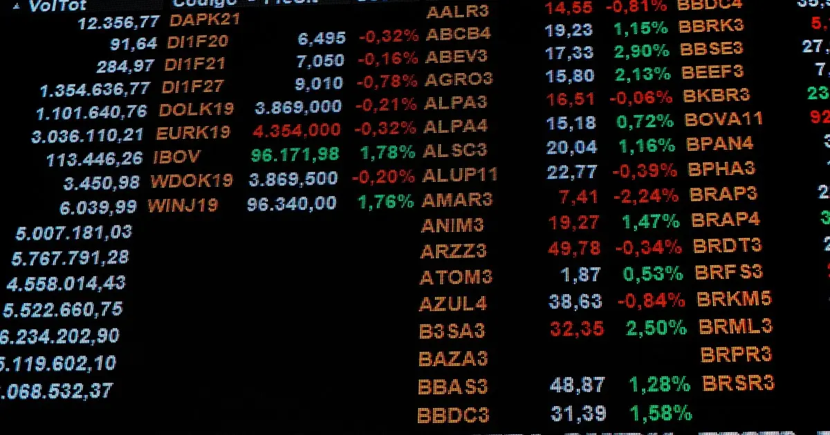 Ibovespa oscila de olho no exterior em dia de ata do Fed; dólar sobe