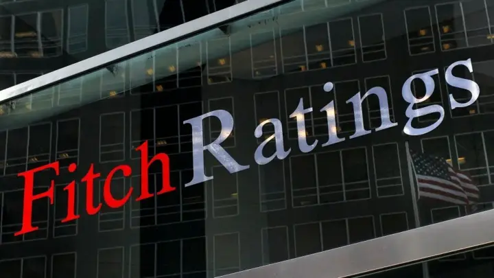 Fitch prevê desaceleração do PIB e aperto da política fiscal em 2027