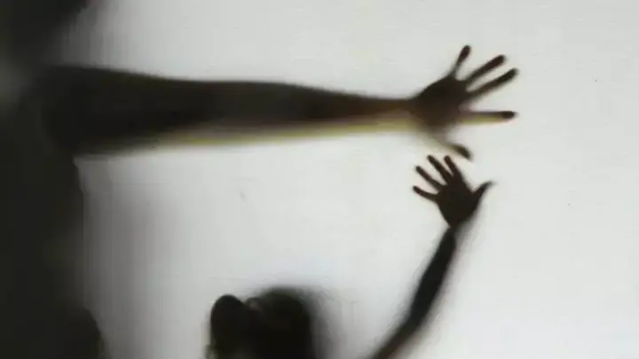 Menina faz gesto universal de socorro e homem é preso no Paraná