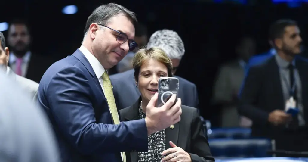 Seis em cada 10 senadores com mandato garantido em 2027 apoiam Flávio