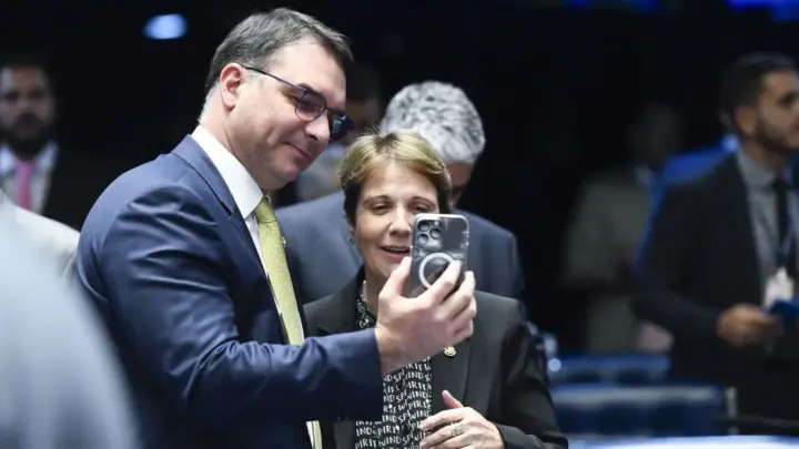 Seis em cada 10 senadores com mandato garantido em 2027 apoiam Flávio