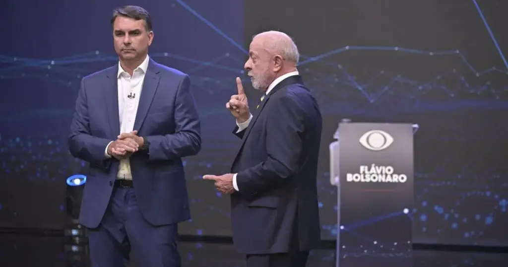 Lula fala em quebra de sigilo; Flávio responde que petista não tem celular