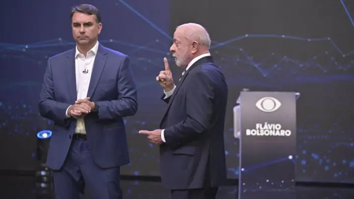 Lula fala em quebra de sigilo; Flávio responde que petista não tem celular
