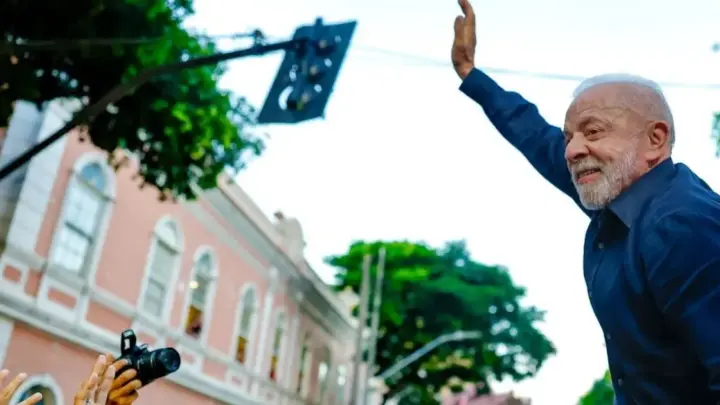 Lula cancela gravações para preservar voz antes do último debate
