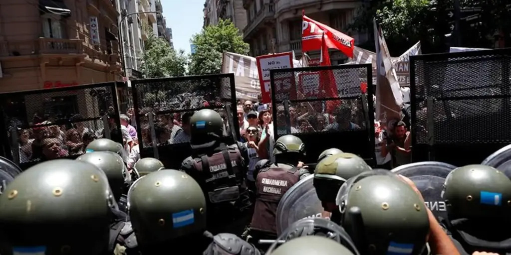 Protestos em favor da educação na Argentina terminam em confronto