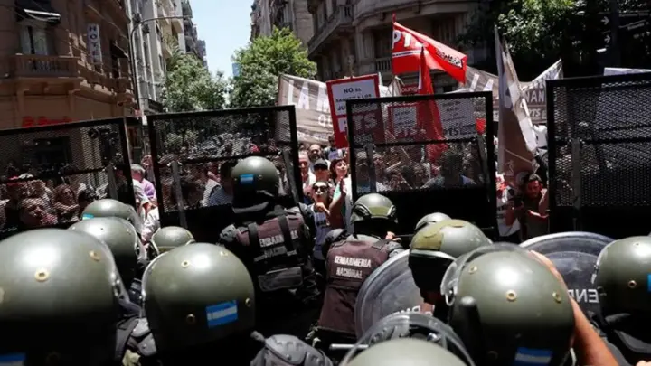 Protestos em favor da educação na Argentina terminam em confronto