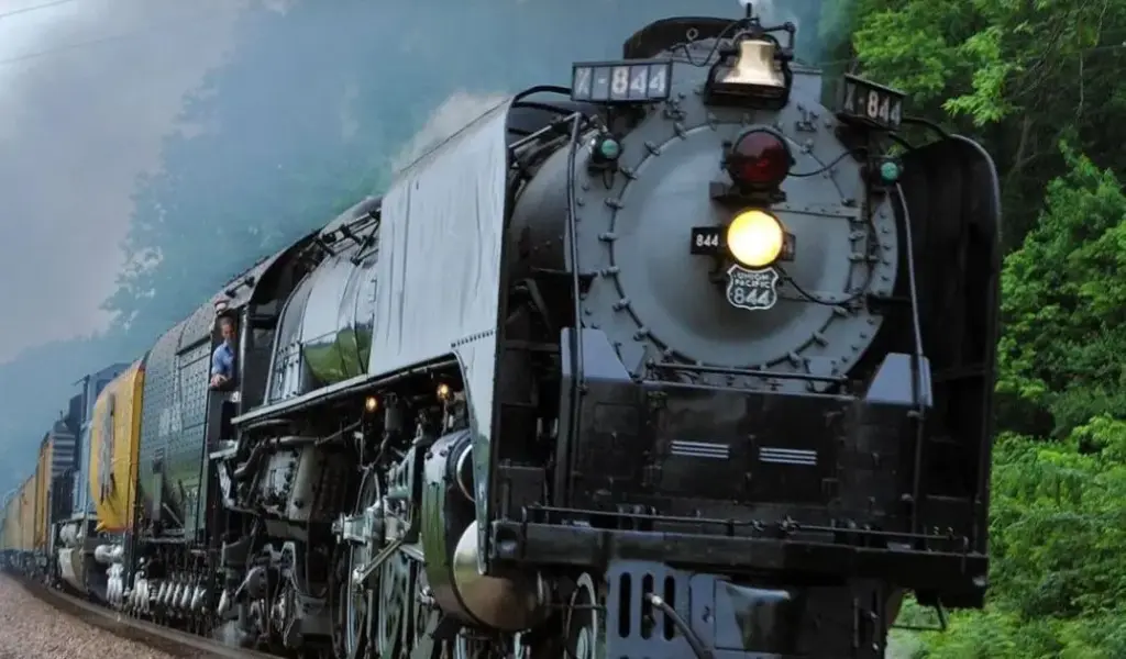 Pela primeira vez desde 2019, as lendárias locomotivas a vapor Big Boy nº 4014 e nº 844 voltam a circular juntas, marcando o retorno aos trilhos do gigante de 544 toneladas e 40 metros de comprimento