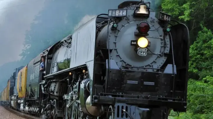 Pela primeira vez desde 2019, as lendárias locomotivas a vapor Big Boy nº 4014 e nº 844 voltam a circular juntas, marcando o retorno aos trilhos do gigante de 544 toneladas e 40 metros de comprimento