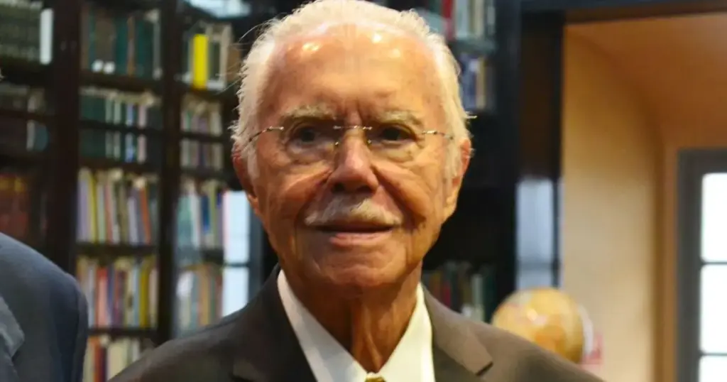 Sarney tem alta após passar por cirurgia para corrigir obstrução intestinal